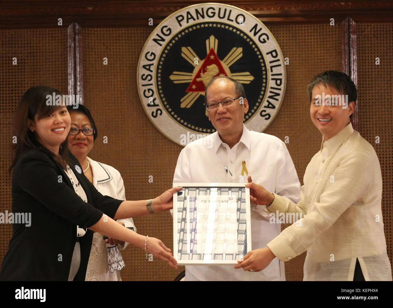 Benigno S. Aquino III mit tesda Generaldirektor Emmanuel Joel Villanueva Stockfoto