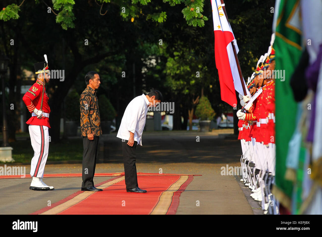 Präsident Rodrigo Duterte, begrüßte die von indonesischen Präsidenten Joko Widodo, zeigt seine Wertschätzung während einer Zeremonie in Jakarta am 9. September Stockfoto