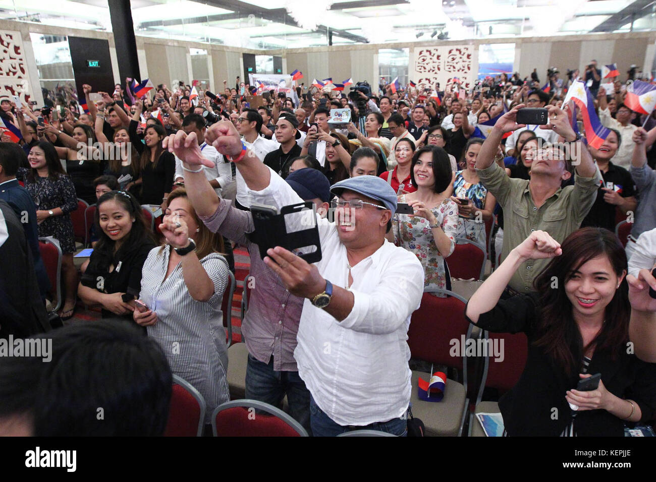 Overseas Filipinos in Vietnam willkommen Präsident Rodrigo Duterte während seines offiziellen Besuchs in dem Land am 28. September Stockfoto