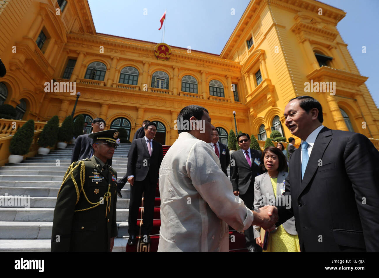 Rodrigo Duterte tauscht Höflichkeiten mit vietnamesischen Präsidenten Tran Dai Quang nach ihrer bilateralen Treffen am Staatlichen Palace in Hanoi am 29. September Stockfoto