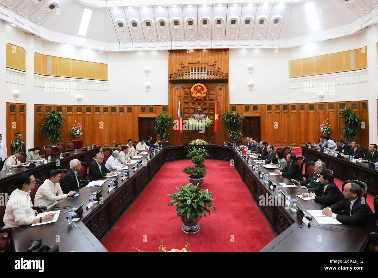 Rodrigo Duterte, durch seine offizielle Delegation begleitet, trifft sich mit vietnamesischen Beamten unter der Leitung von Premierminister Nguyen Xuan Phuc am 29. September Stockfoto