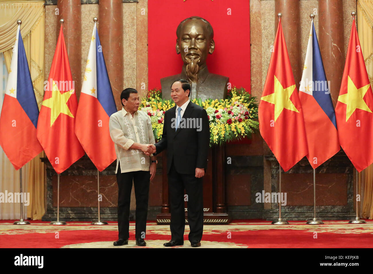 Rodrigo Duterte schüttelt Hände mit vietnamesischen Präsidenten Tran Dai Quang an der Staatlichen Palace in Hanoi am 29. September Stockfoto