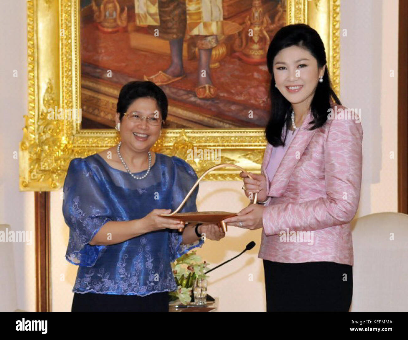Botschafter JOCELYN BATOON GARCIA FORDERT thailändische Premierminister Yingluck Shinawatra, 01. Stockfoto