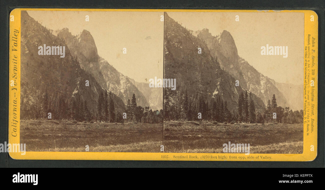 Dieses Foto zeigt Sentinel Rock, 3270 Meter hoch, von der gegenüberliegenden Seite des Tals. Sie fängt die majestätische Felsformation und die umliegende Landschaft ein. Stockfoto