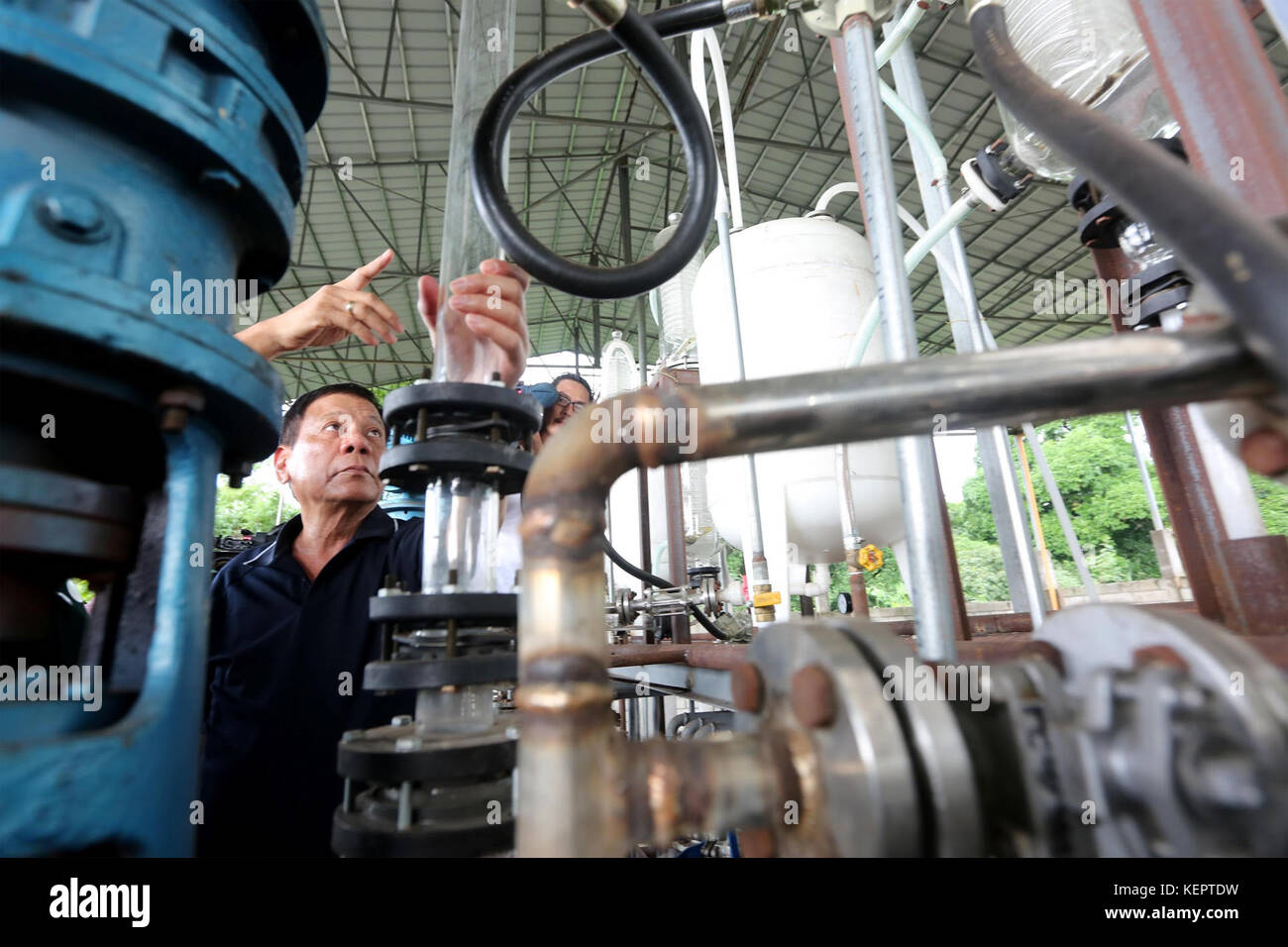 Rodrigo Duterte führt die Inspektion der beschlagnahmten shabu Labor in Arayat, Pampanga am 27. September (2) Stockfoto