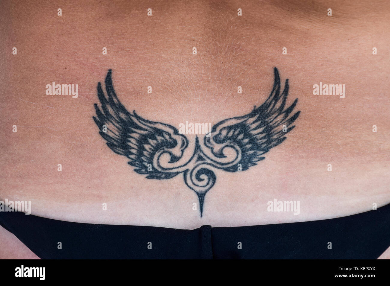 Das Tattoo in der Form der Flügel auf dem Rücken. Einfache Tattoo für