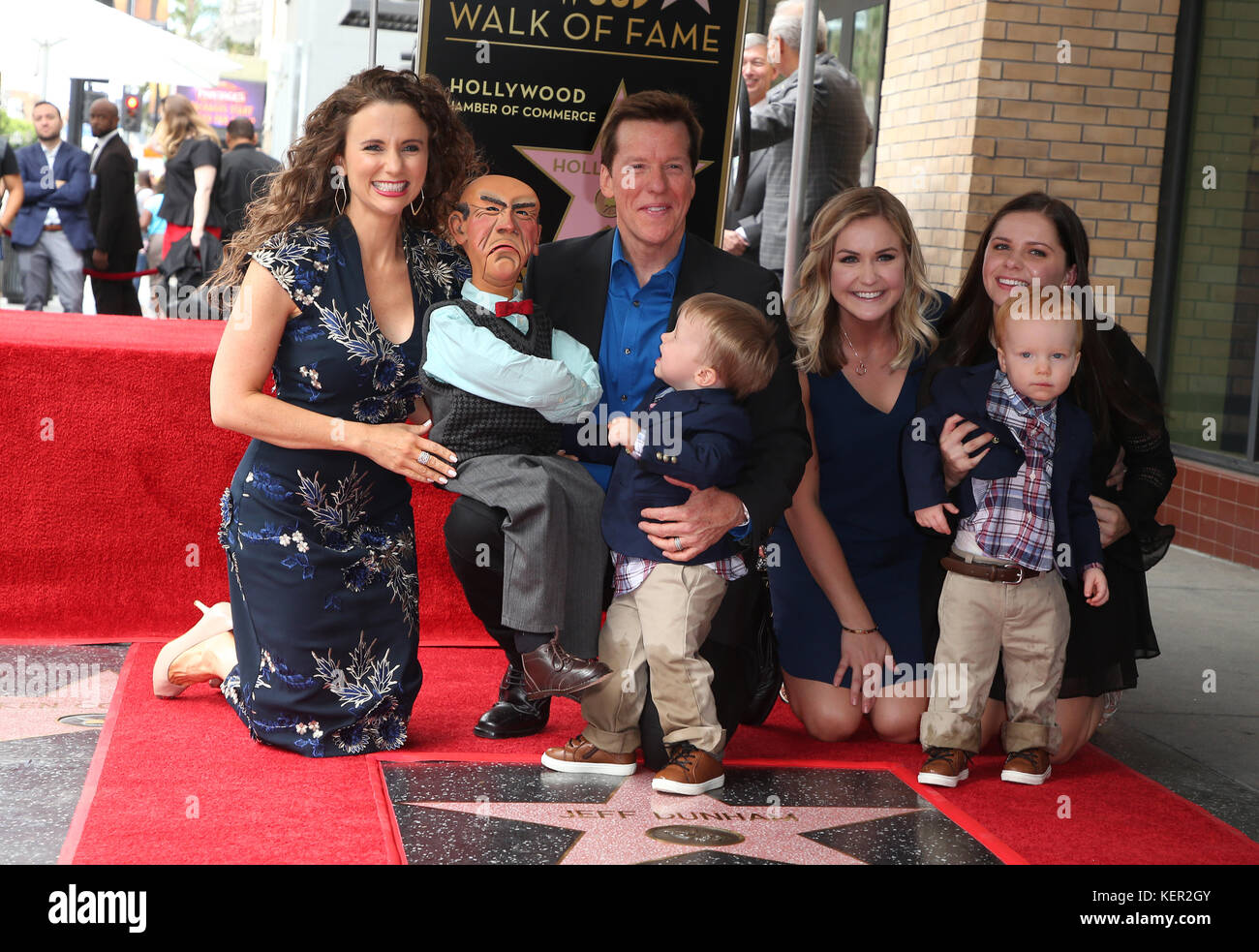 Jeff Dunham erhält den Star auf dem Hollywood Walk of Fame mit: Jeff Dunham, Audrey Dunham, James Dunham, Familie Wo: Hollywood, Kalifornien, Vereinigte Staaten, wann: 21. September 2017 Kredit: FayesVision/WENN.com Stockfoto