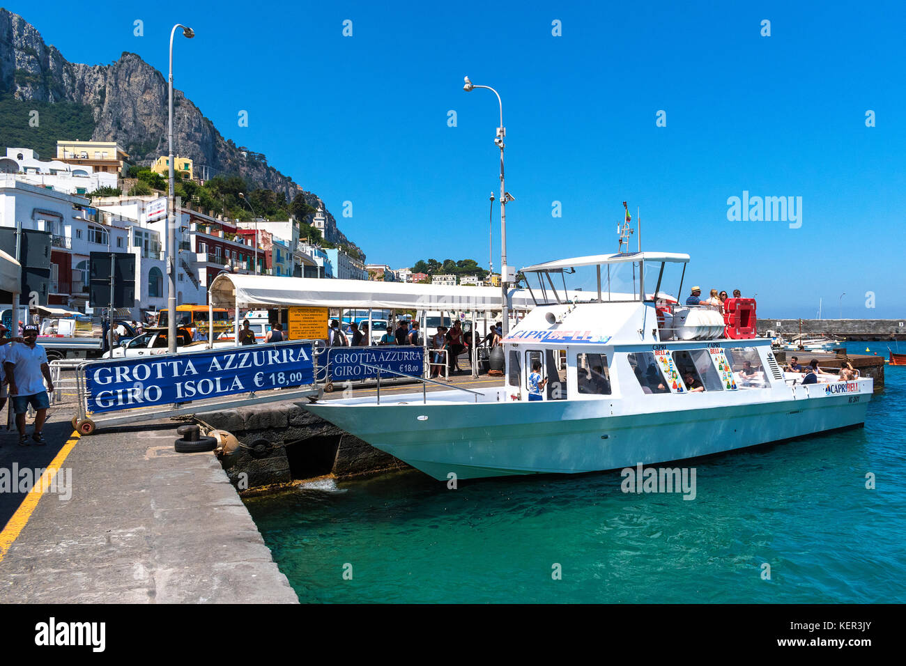 Touristische für eine Bootsfahrt zu den Grotta Azzura von Marina Grande auf Capri, Italien. Stockfoto