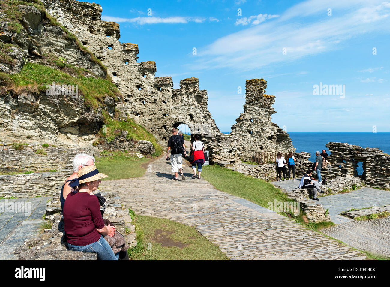 Besucher auf der Burg Tintagel in Cornwall, England, Großbritannien, Großbritannien. Stockfoto