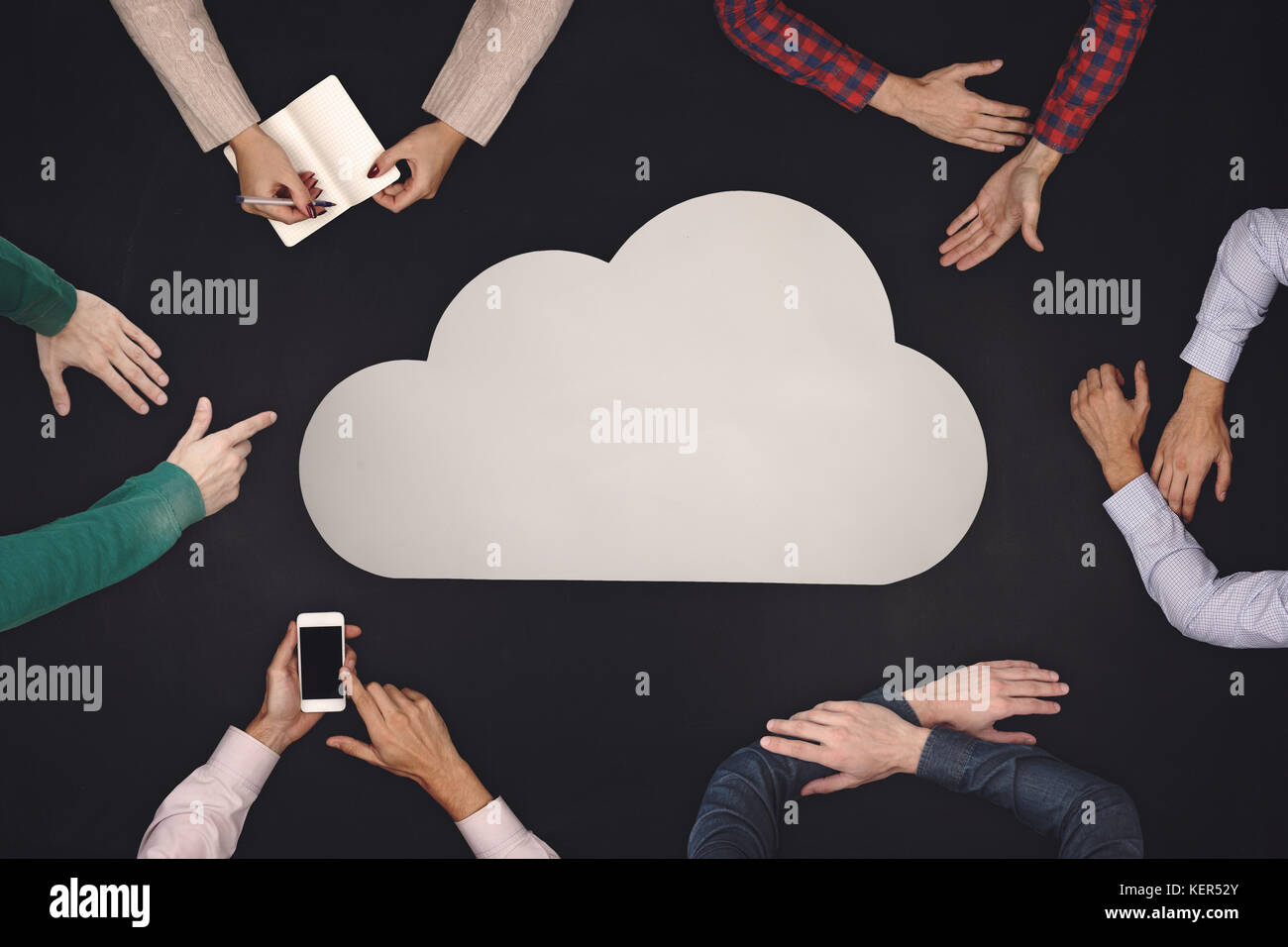 Teamwork-Konzept – Draufsicht Personengruppe und Cloud-Symbol auf Tafel. Stockfoto