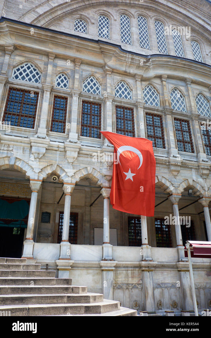 Hauptfassade der Nuruosmaniye Moschee, einer alten osmanischen Moschee, in der çemberlitaş Nachbarschaft der Fatih Bezirk in Istanbul, Türkei. Stockfoto