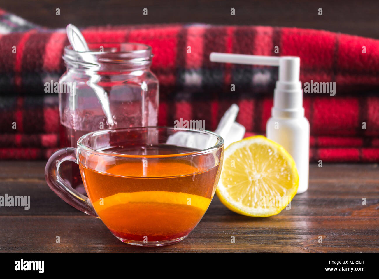 Medikamente gegen Erkältungen - Pillen, Spritzen. volksmedizin - Zitrone, Tee, Himbeermarmelade. Thermometer, Taschentücher. Behandlung der Krankheit, Grippe. Stockfoto