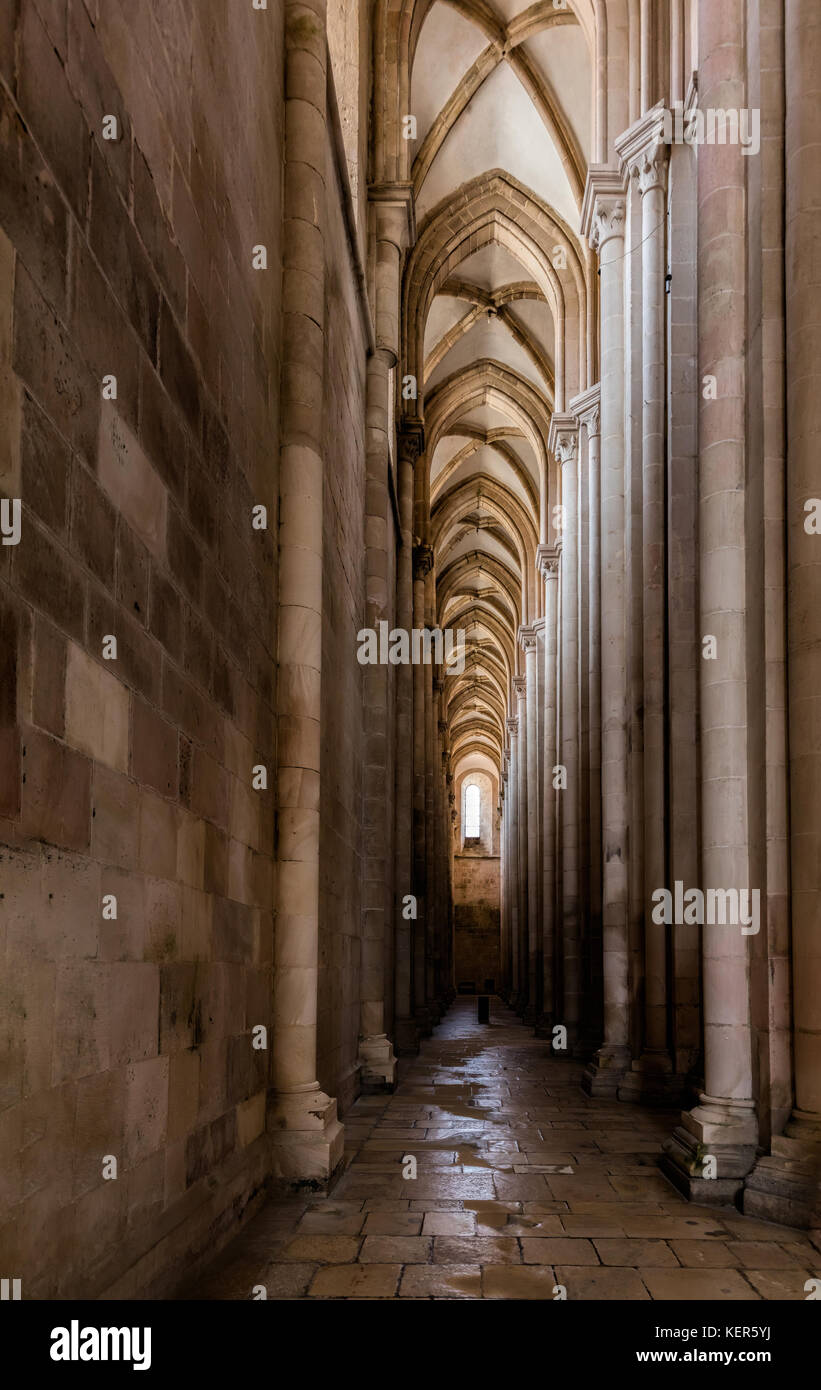 Innenraum der mittelalterlichen alcobaca Kloster, das erste wirklich gotischen Gebäude in Portugal, 1178 begonnen, im Jahre 1252 abgeschlossen Stockfoto