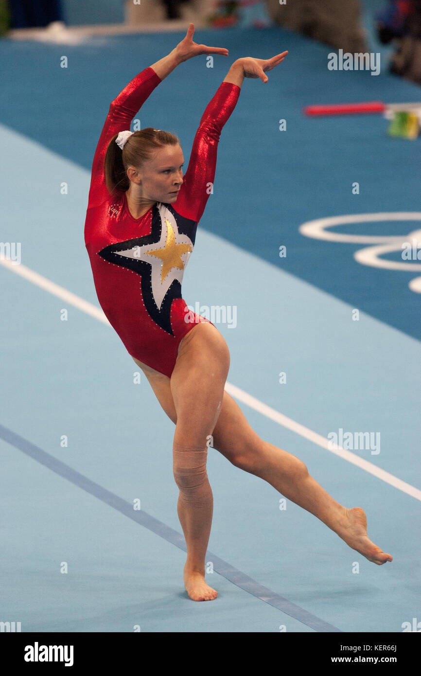 Bridget Sloan (USA) auf dem Boden Übung in der Frauen Qualifikation bei den Olympischen Sommerspiele in Peking, China Stockfoto