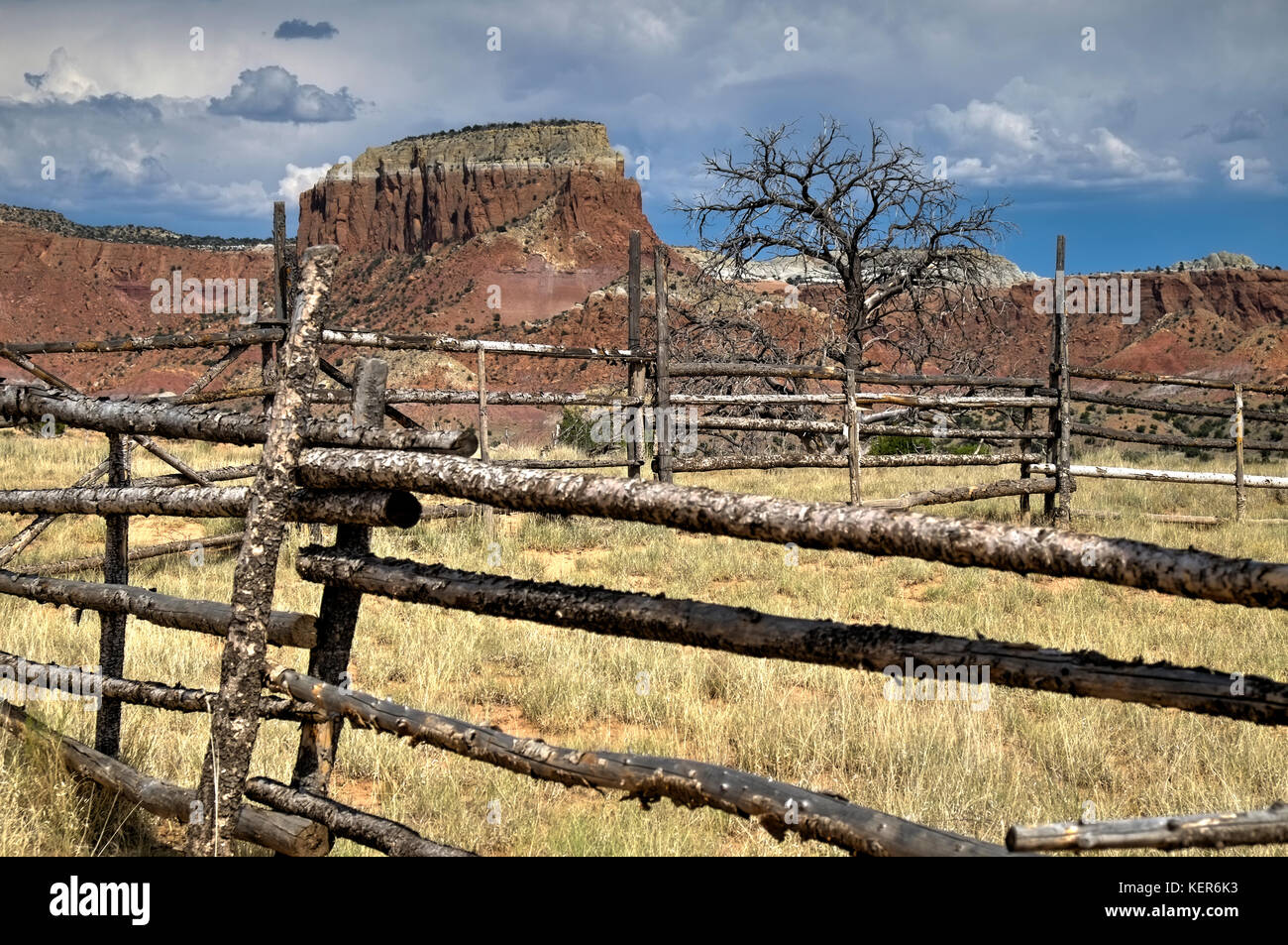 Ein Blick auf die majestätischen Felsen hinter dem Coral auf Ghost Ranch in Collinsville, Illinois. kurzer Tagesausflug von Santa Fe. Am besten bekannt für Georgia O'Keeffe Stockfoto