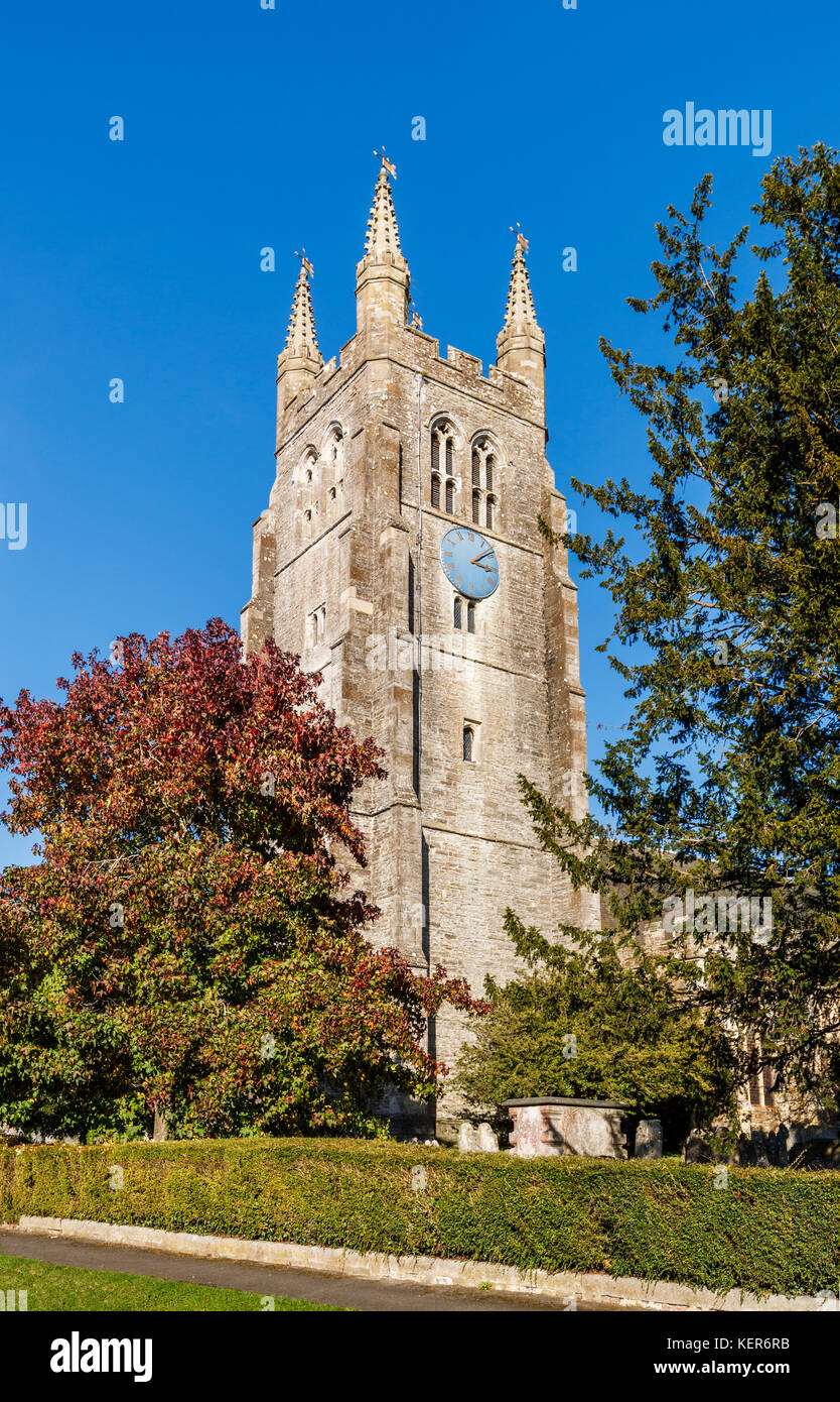 St. Mildred's Parish Church, eine mittelalterliche Kirche mit einer imposanten Turm in Tenterden, Kent, Südosten, England, Grossbritannien auf einem hellen, sonnigen Herbsttag Stockfoto