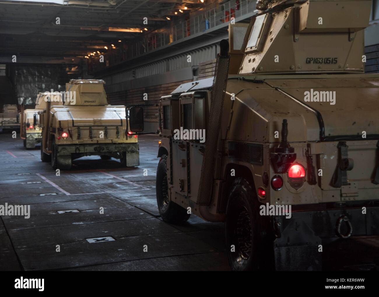 Humvee Lkws fahren durch das Deck des Amphibischen dock Landung Schiff USS Gunston Hall (LSD) Stockfoto