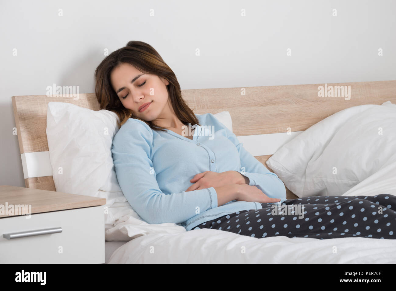 Frau schlafend auf dem Bett in Ihrem Schlafzimmer Stockfoto