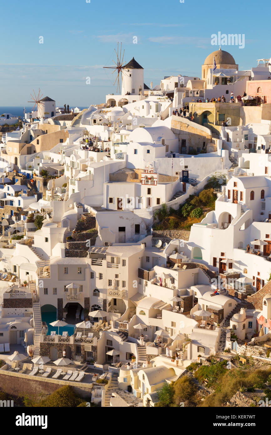 Das Dorf Oia bei Sonnenuntergang, Insel Santorini, Griechenland. Stockfoto