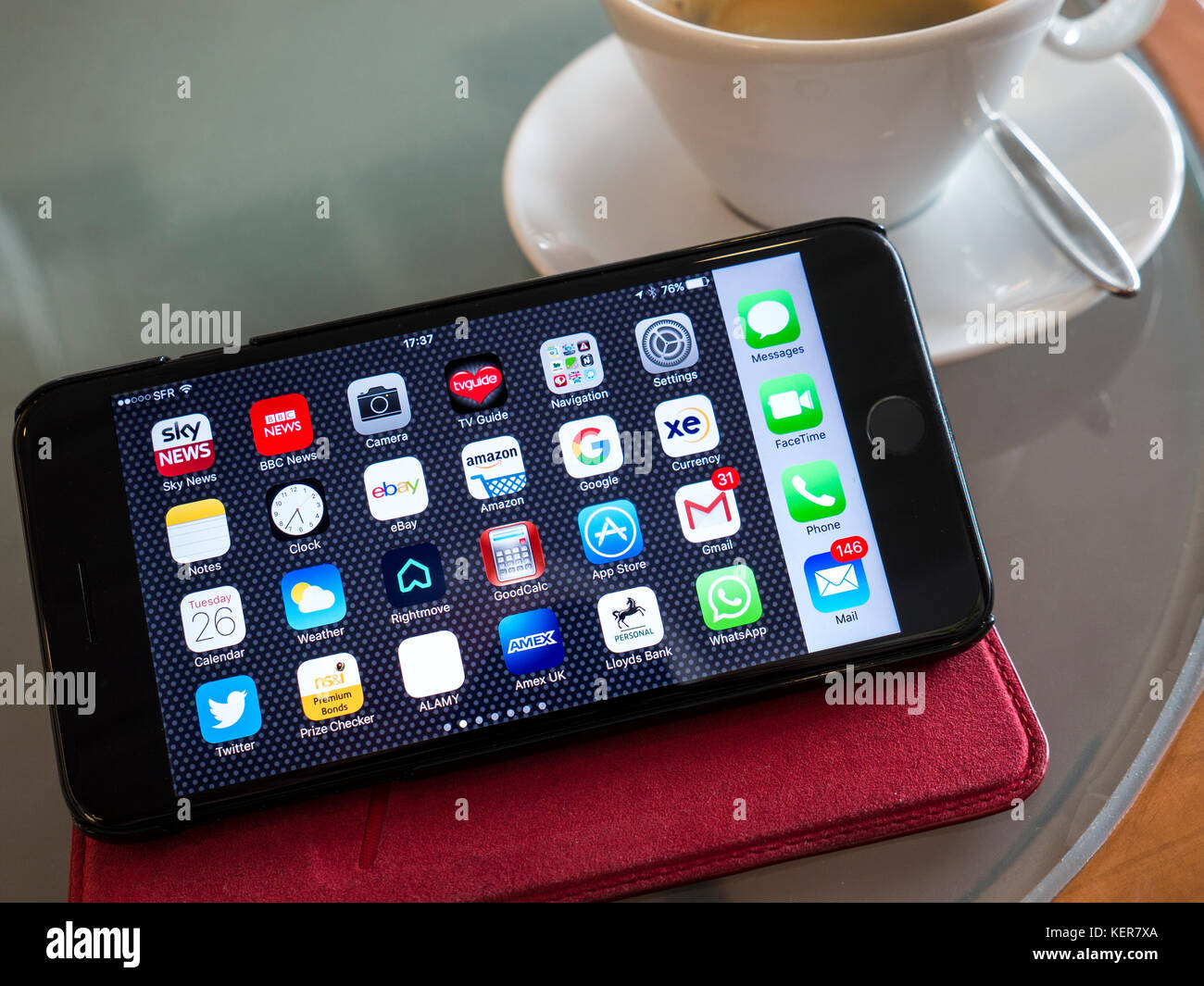IPhone Apps Lifestyle Verbindung Smartphone-Anwendungen Bildschirm Cafe-Tisch, Landschaftsausrichtung UK-basierte Bildschirm-Apps auf dem Display SFR WiFi-Signal Stockfoto
