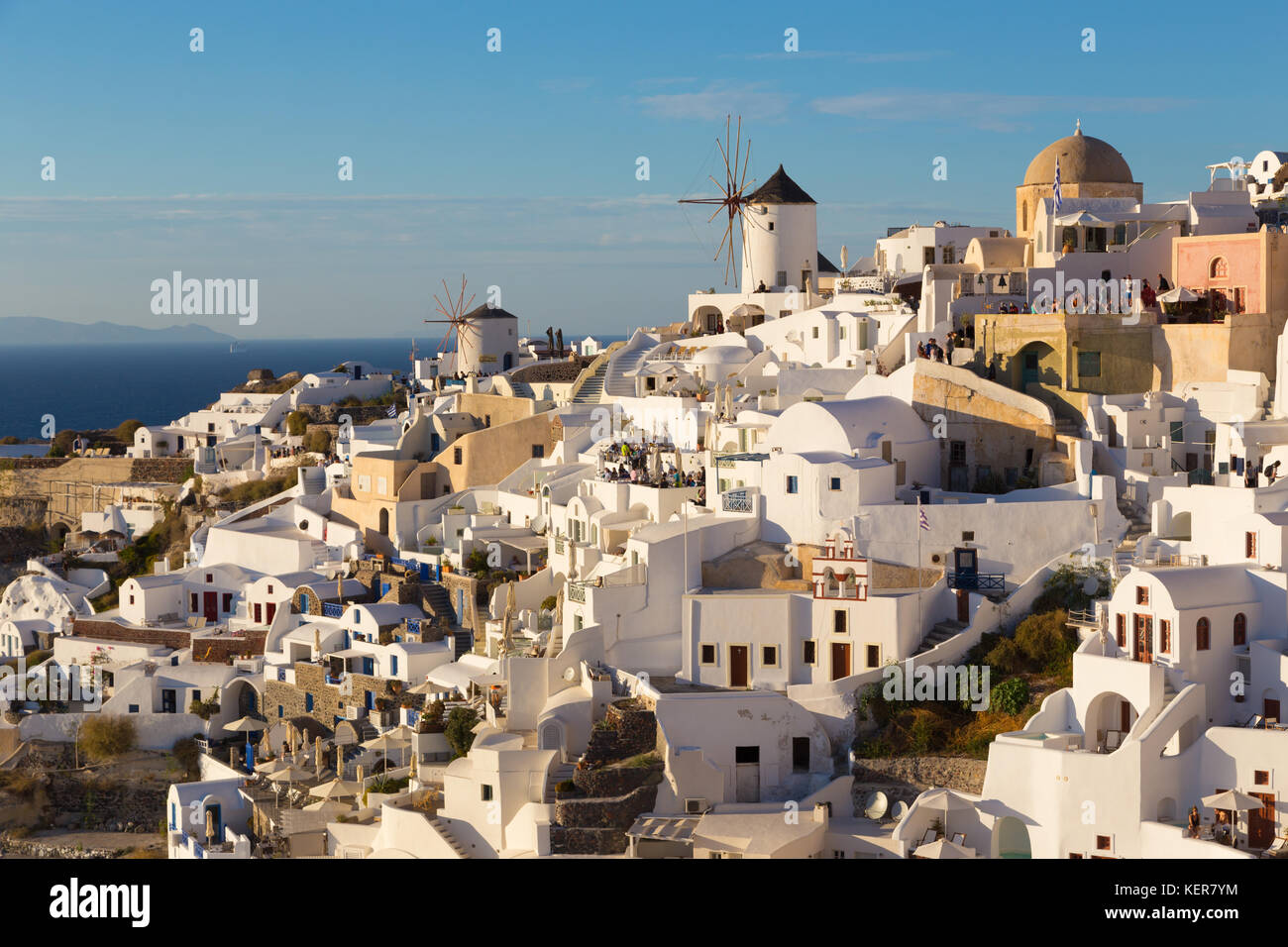 Das Dorf Oia bei Sonnenuntergang, Insel Santorini, Griechenland. Stockfoto