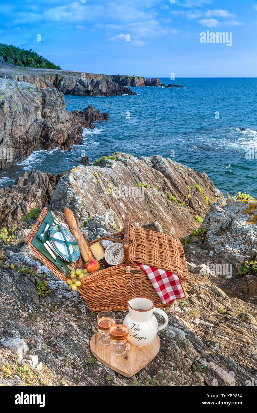 Picknick Bretagne Frankreich behindern mit typischen französischen Wein, Käse und Brot produzieren, auf schroffen Küste der südlichen Bretagne Finistere Bretagne Frankreich in Doëlan Stockfoto