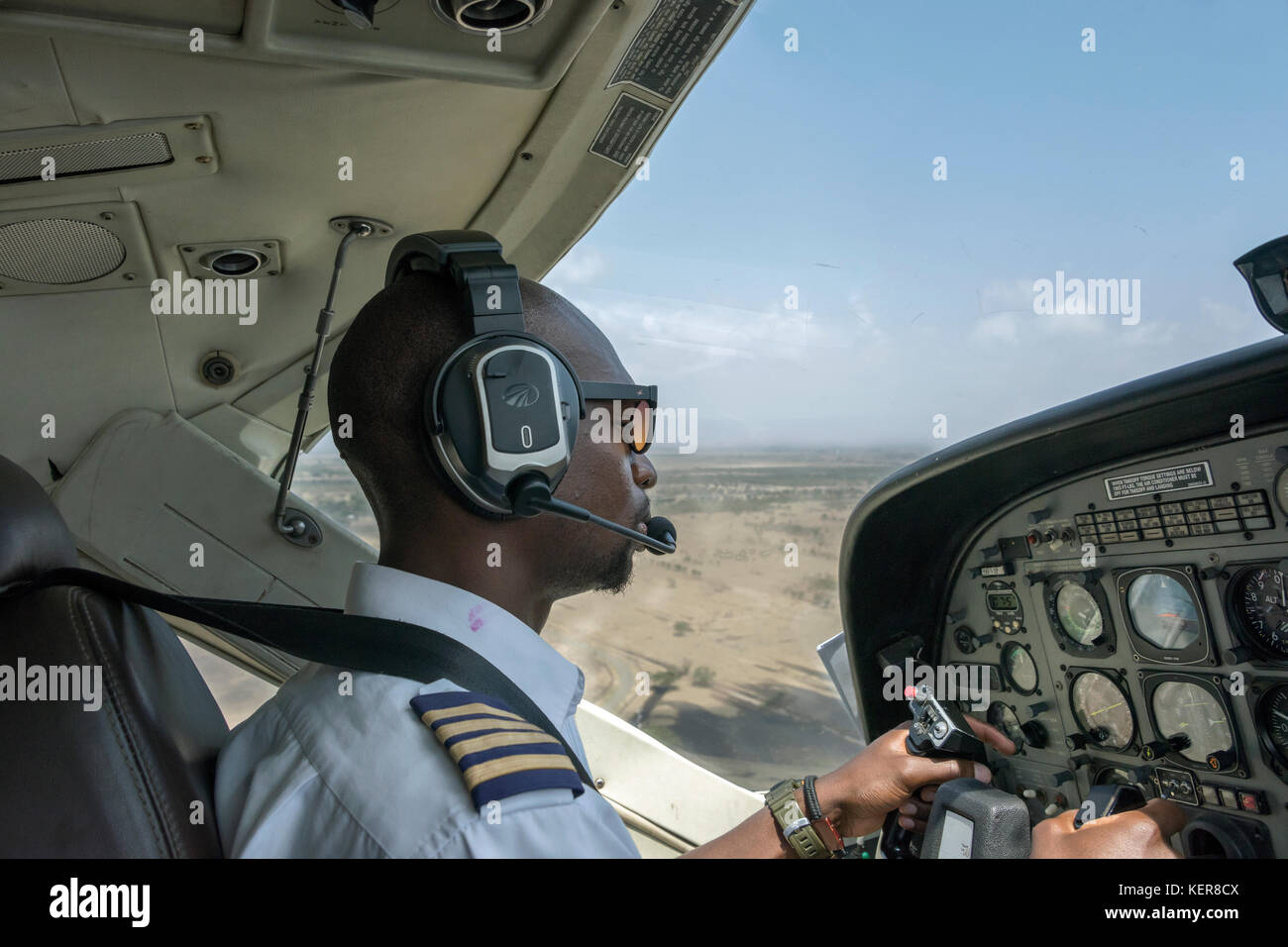 Pilot im Cockpit, Tansania Stockfoto