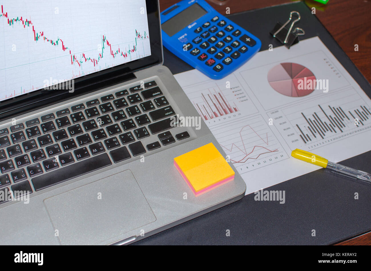 Geschäftliche Dokumente, Computer und Grafik Stockfoto