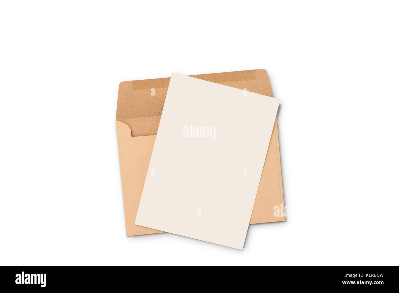 Postkarte und schwebenden Umschlag Mockup, leere weiße Flyer Postkarte Einladung isoliert auf Weiss mit Freistellungspfaden. Stockfoto