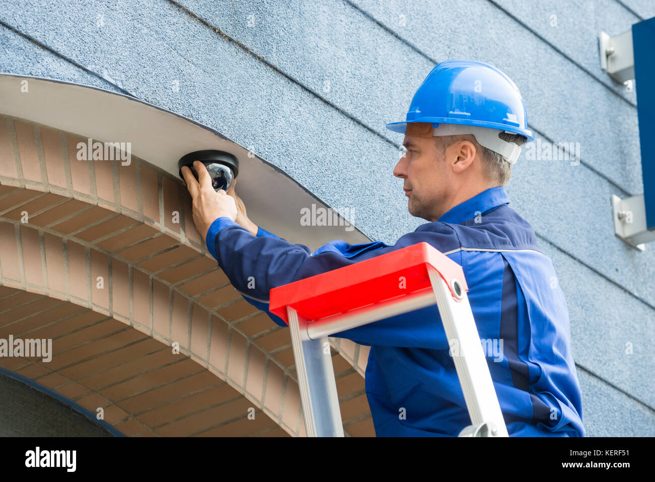 In der Nähe von Reifen männlichen Techniker Installieren von Kamera auf trittleiter Stockfoto