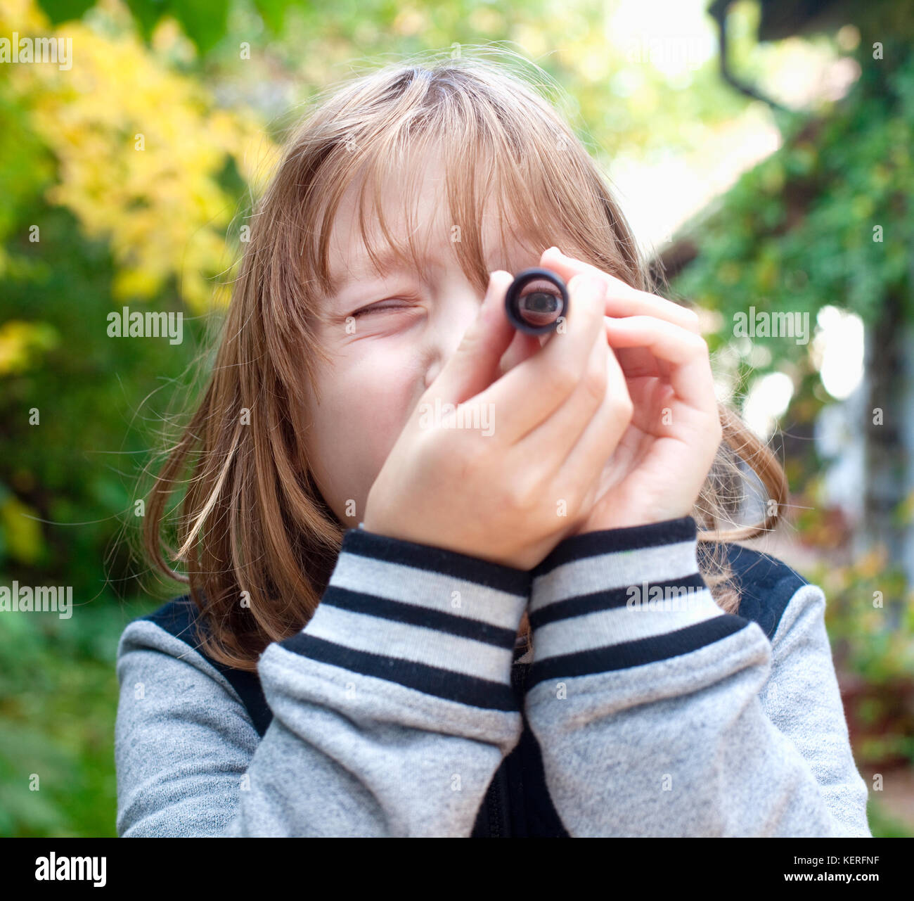 Jungen auf der Suche durch das Rohr als Fernglas im Freien Stockfoto