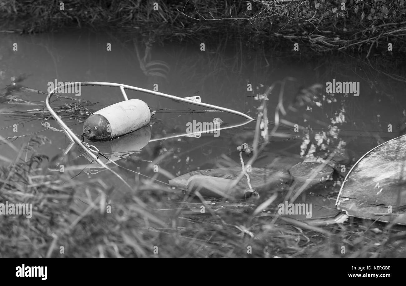 Kleines Boot im flachen Wasser in einem Fluss in Großbritannien versenkt. Stockfoto
