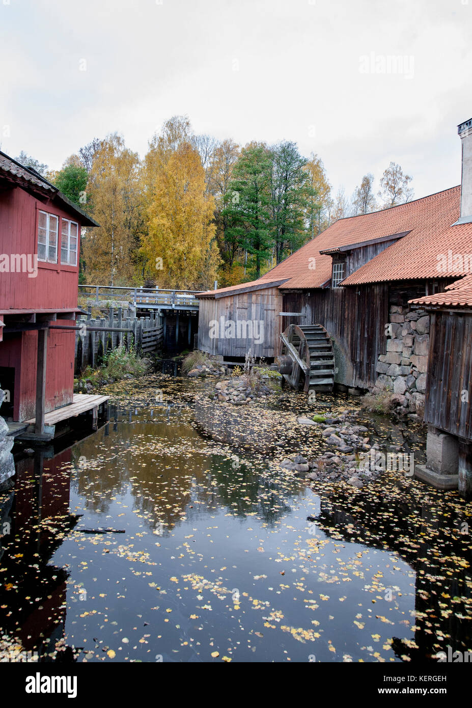 ALTES INDUSTRIEGEBIET Östergötland Hävla 2017 Altes Sägewerk am Wasser Stockfoto