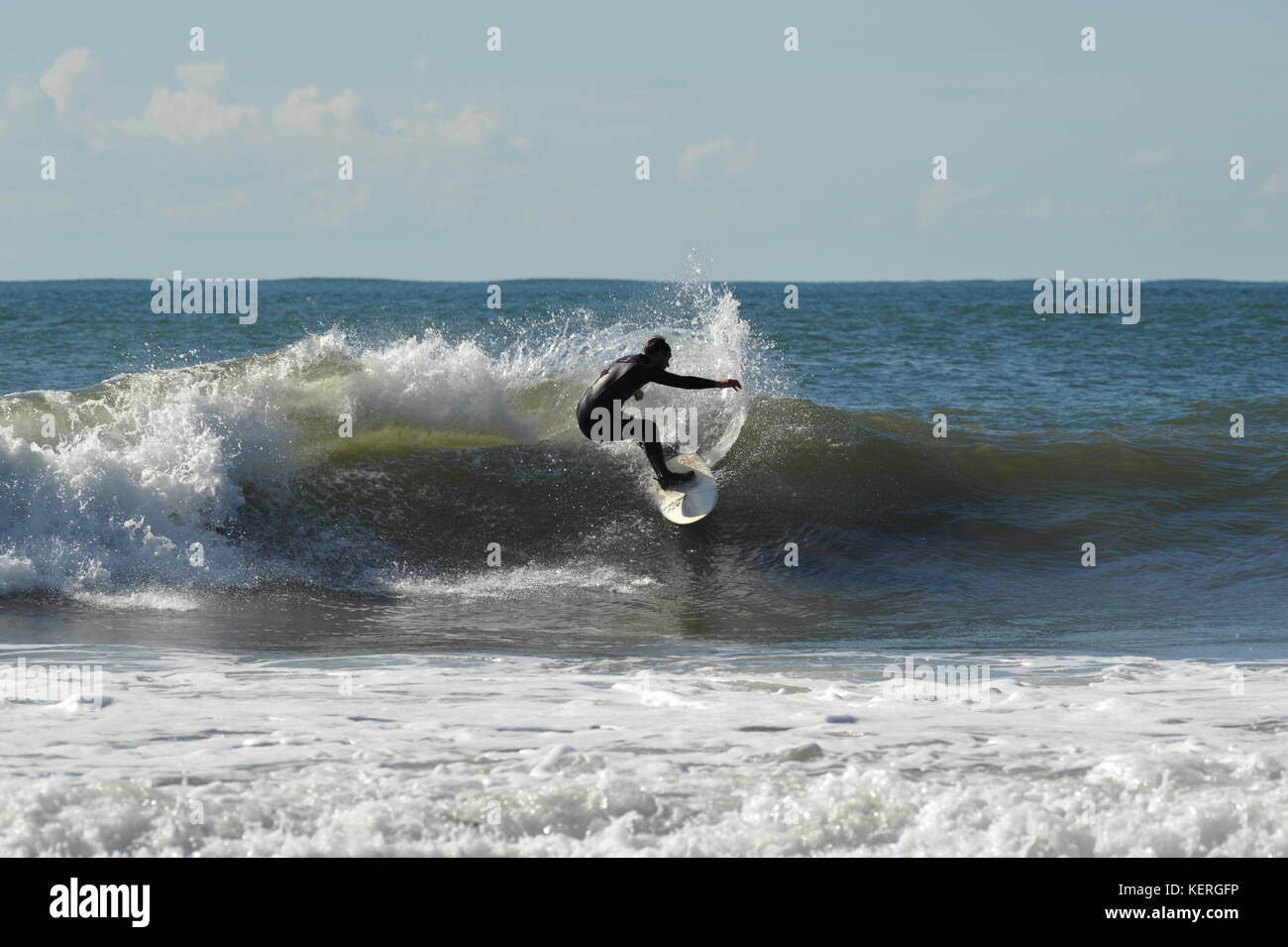 Surfer schnitzt ein für es auf einem schnellen Gower wave Stockfoto