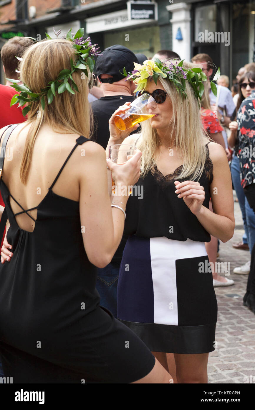 Britische Frauen in London, die Bier trinken, Alkohol trinken, Sozialtrinken, ein Bier trinken, tagsüber trinken, Frauen trinken Alkohol. Bier trinken Stockfoto