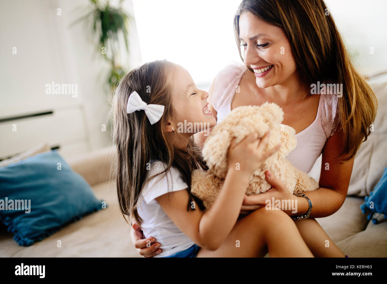 Mutter und Tochter Porträt mit Teddybär Stockfoto