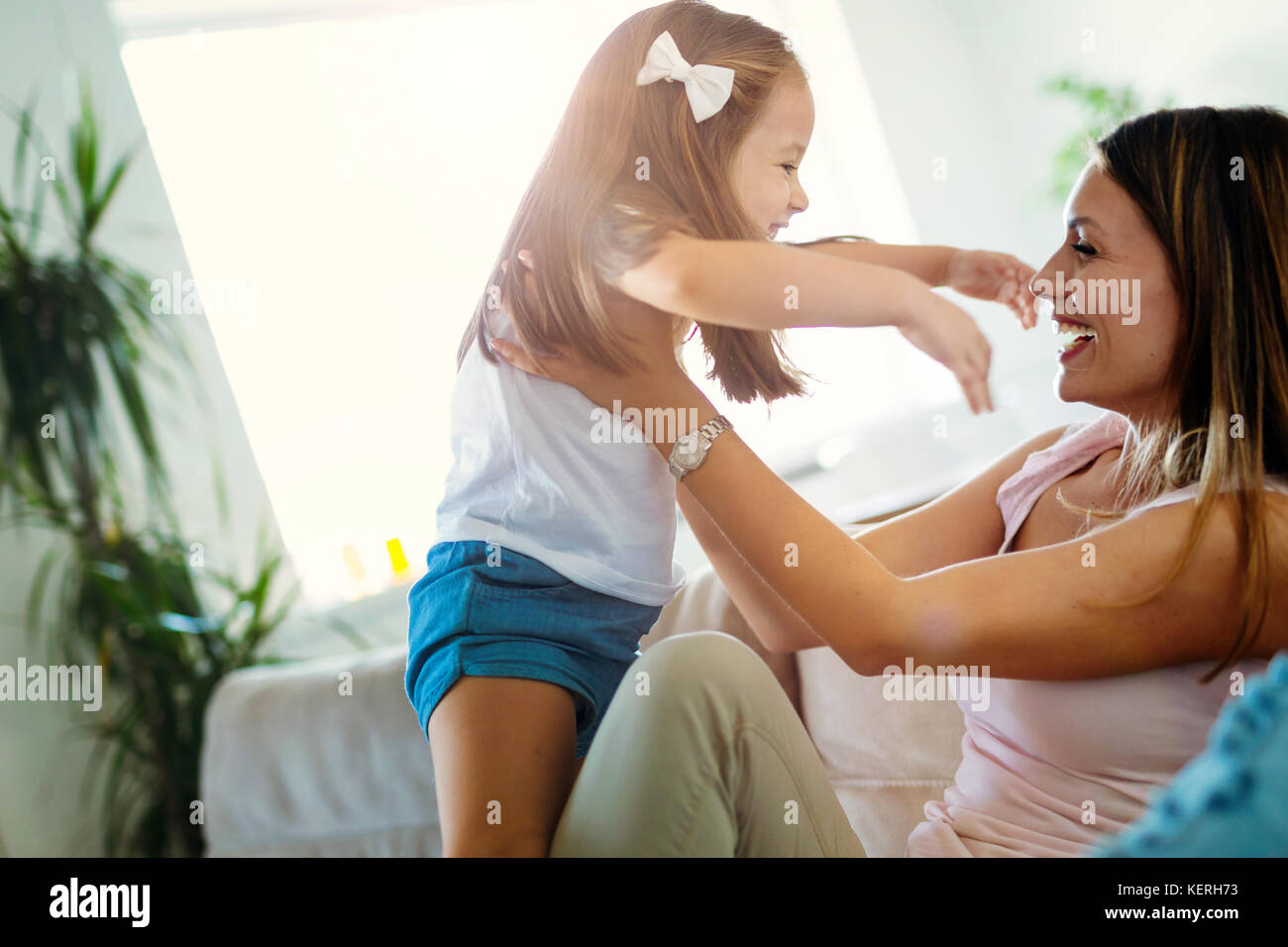 Glückliche Mutter spielt mit ihrer Tochter zu Hause Stockfoto