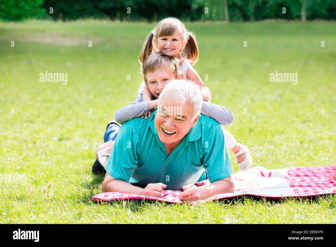 Portrait von Happy Family Spaß auf grünem Gras zusammen liegen im Park Stockfoto