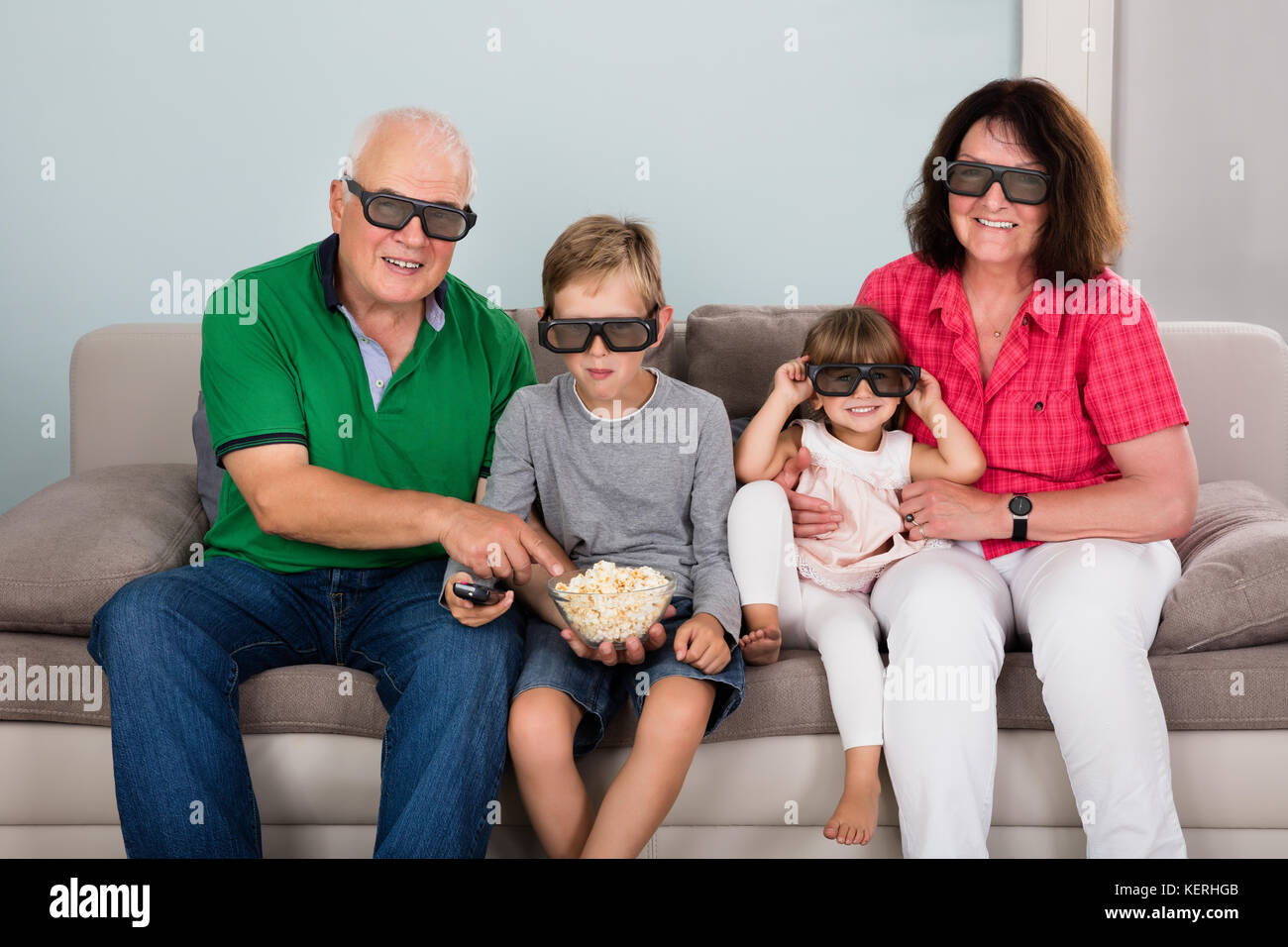 Familie unterhaltsame Wiedergabe von 3D-TV zu Hause mit Kindern Stockfoto