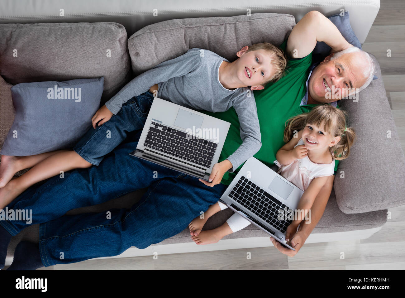 Hohe Betrachtungswinkel der Großvater mit Kindern und Laptops zu Hause Stockfoto