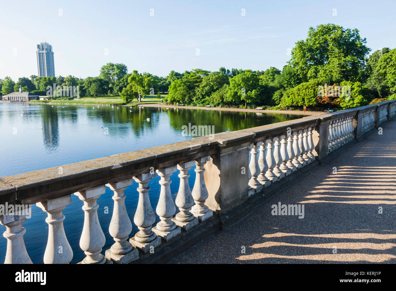 England, London, Kensington, Hyde Park, die Brücke und die Serpentine Serpentine Stockfoto