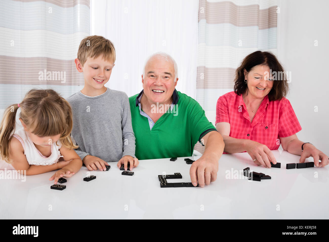 Glückliche Familie Spaß spielen Domino Spiel mit Kindern Stockfoto