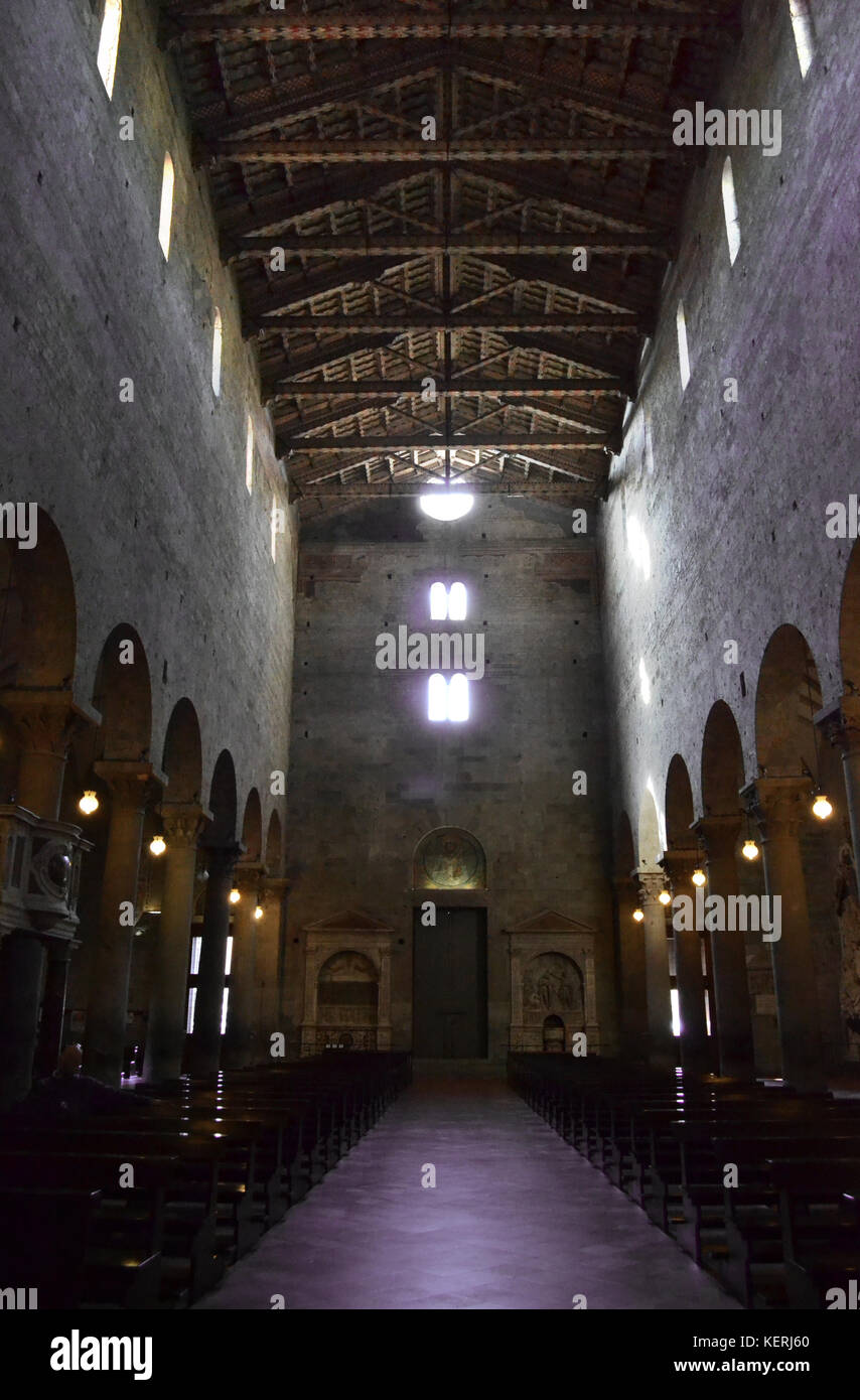 Innenansicht der Kathedrale San Zeno in Pistoia. Mittelschiff, Gegenfassade. Stockfoto