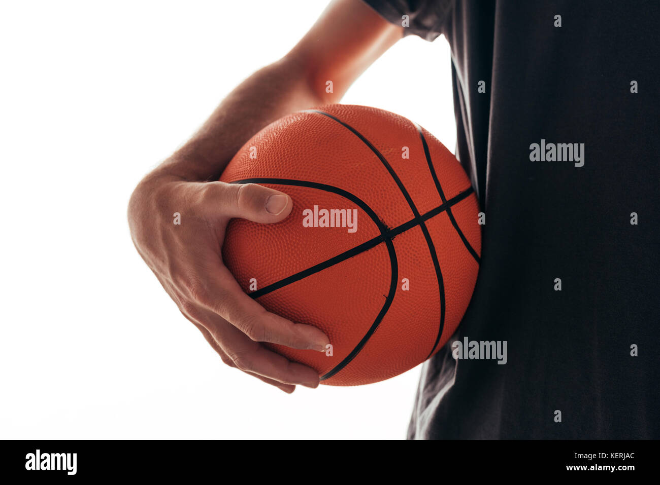 Basketball Training, Mann hält Ball. gesunder Sport, Lifestyle, Freizeit und Sport Stockfoto