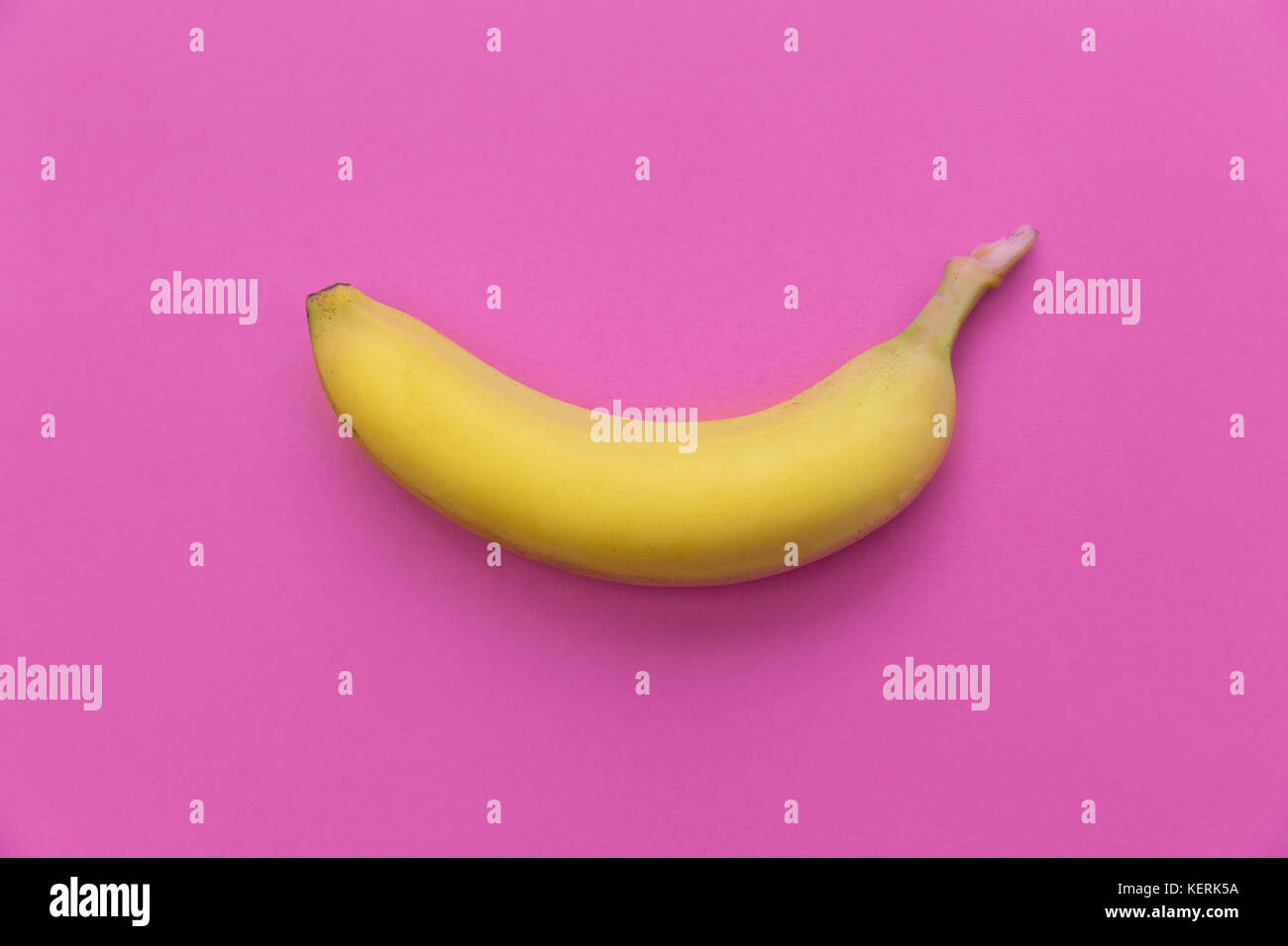 Gelbe Banane Overhead auf hellen rosa Hintergrund Stockfoto