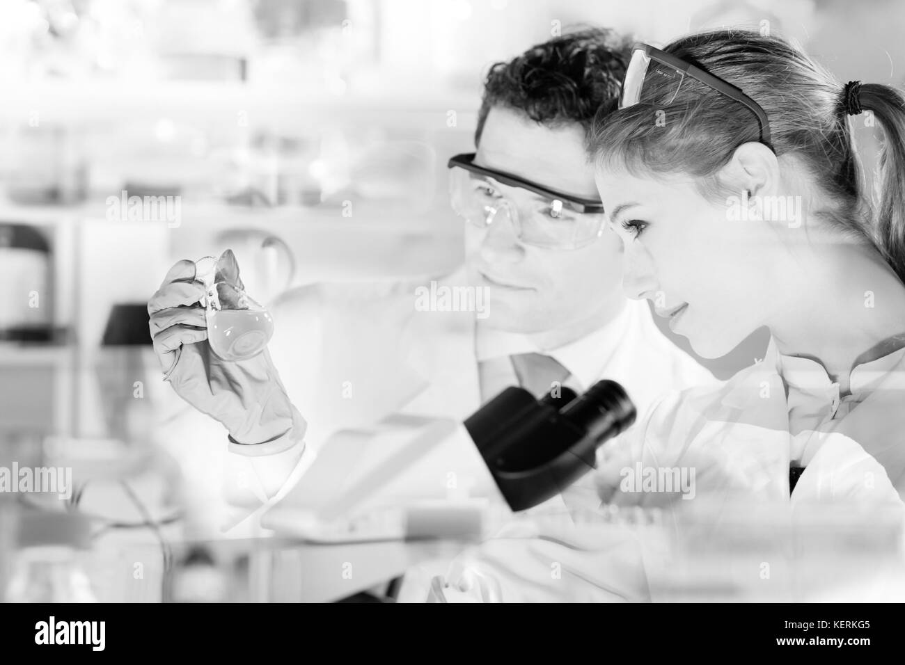 Forscher beobachten Indikator Farbverschiebung. Stockfoto