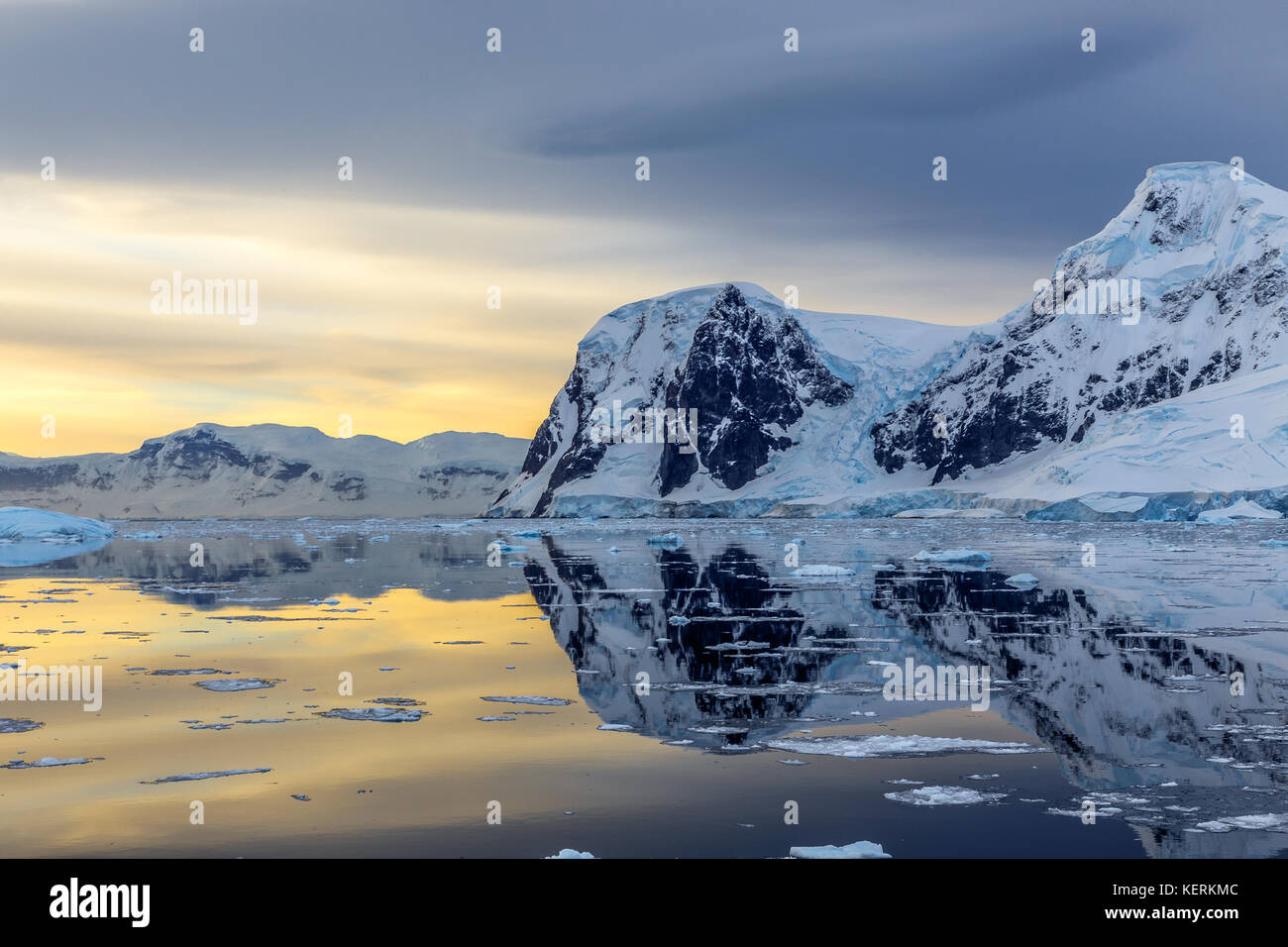 Kaltes Wasser der Antarktis Lagune mit Gletschern und Bergen im Hintergrund, Antarktis Stockfoto