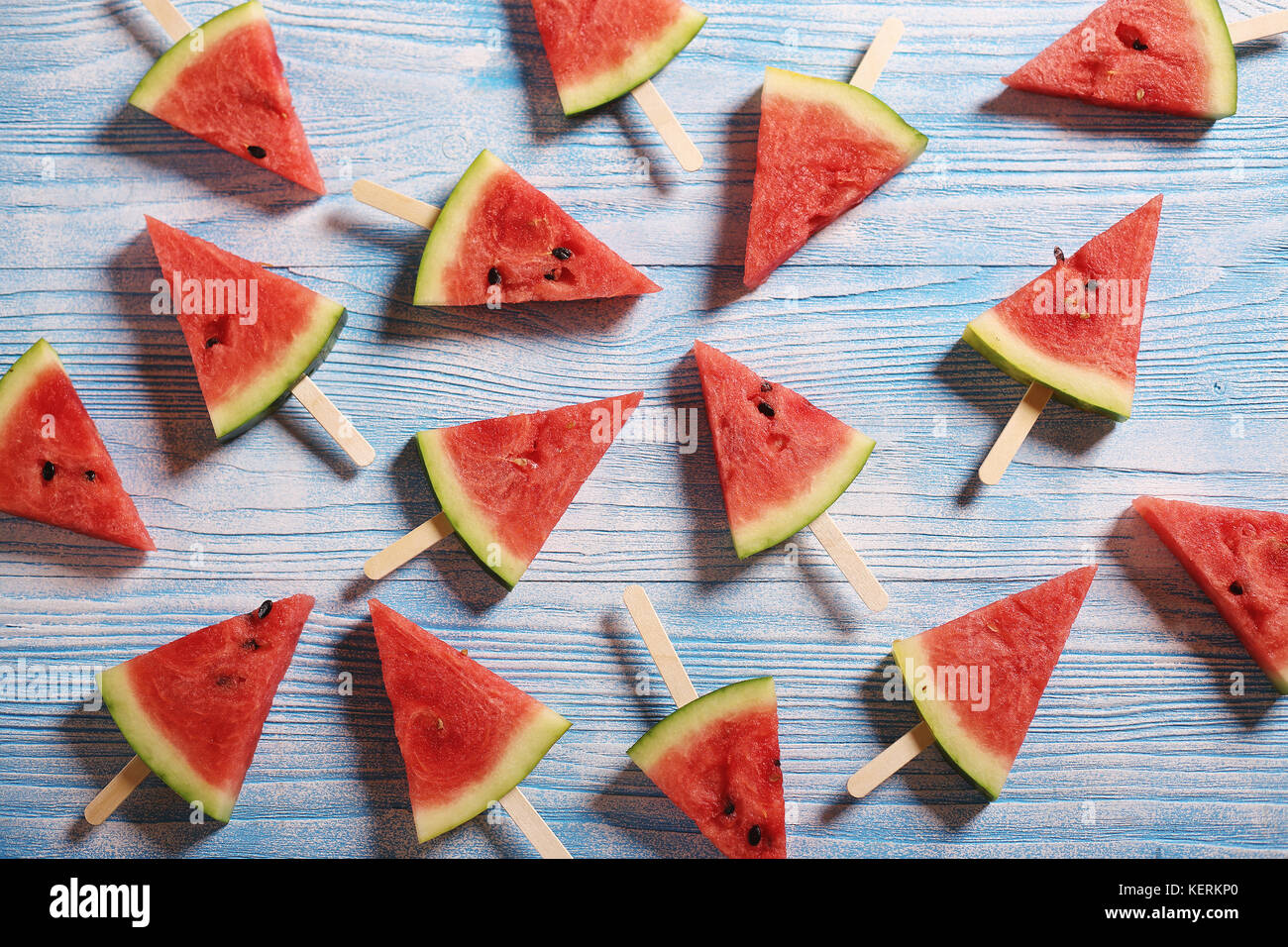Scheiben von saftig roten Wassermelone auf einer hölzernen Hintergrund Stockfoto