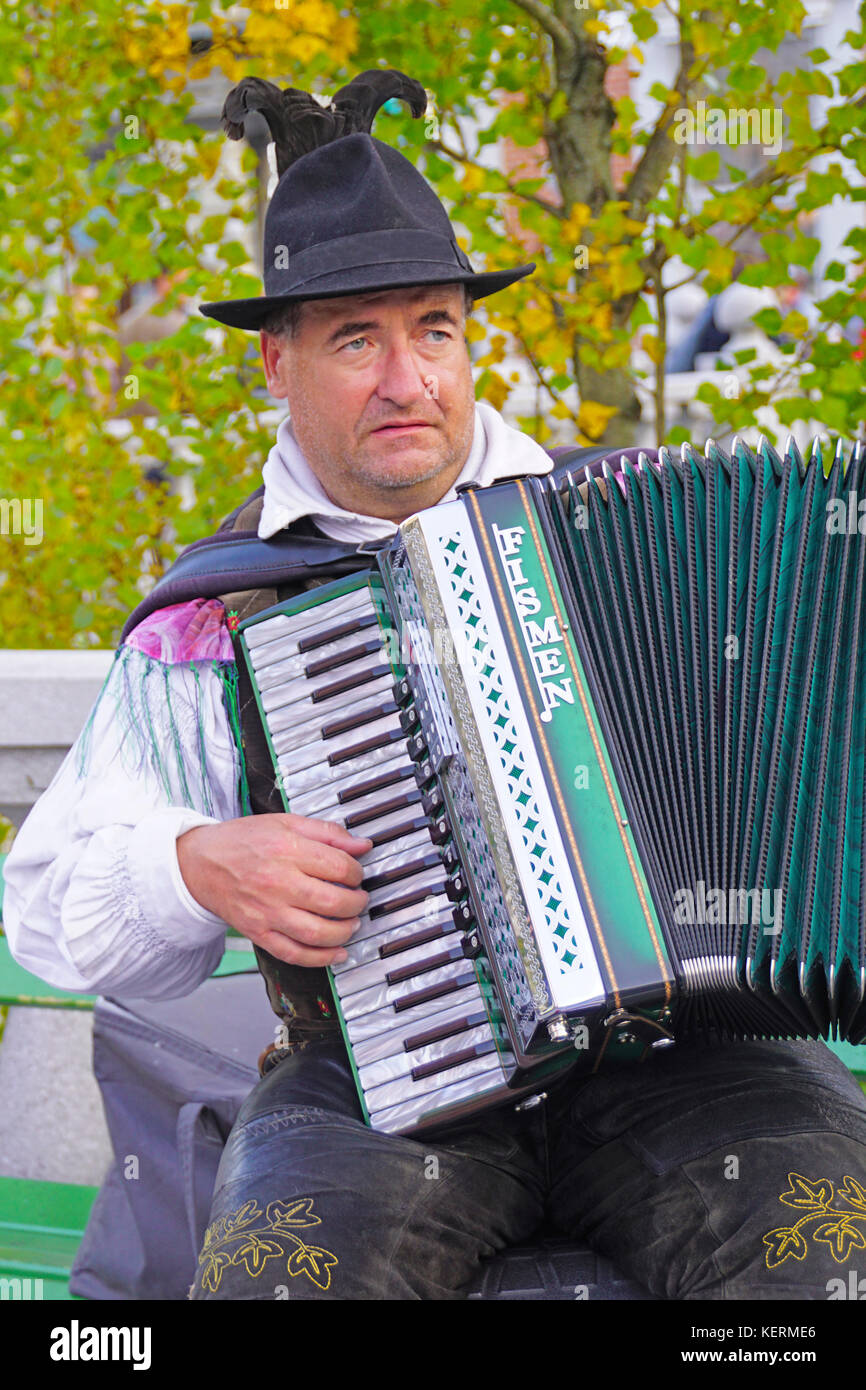 Akkordeon Gaukler spielen in Preseren Platz im Zentrum der Altstadt von Ljubljana, Slowenien. Stockfoto