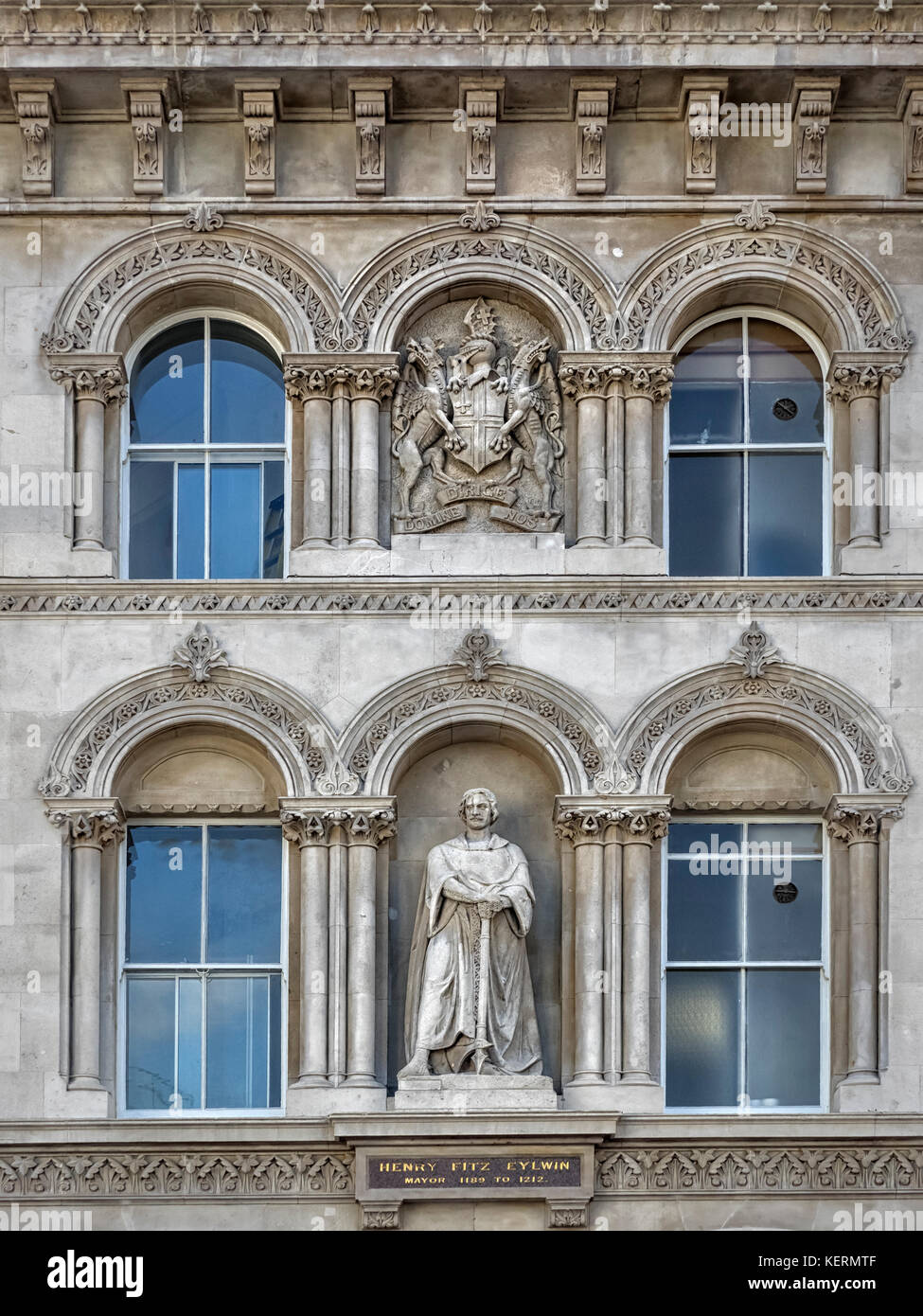 HOLBORN VIADUKT, LONDON: Statue von Henry Fitz Eylwin (oder Henry Fitz Ailwin) der 1. Lord Bürgermeister von Londonon auf Gebäude am Ende des Holborn Viadukts Stockfoto